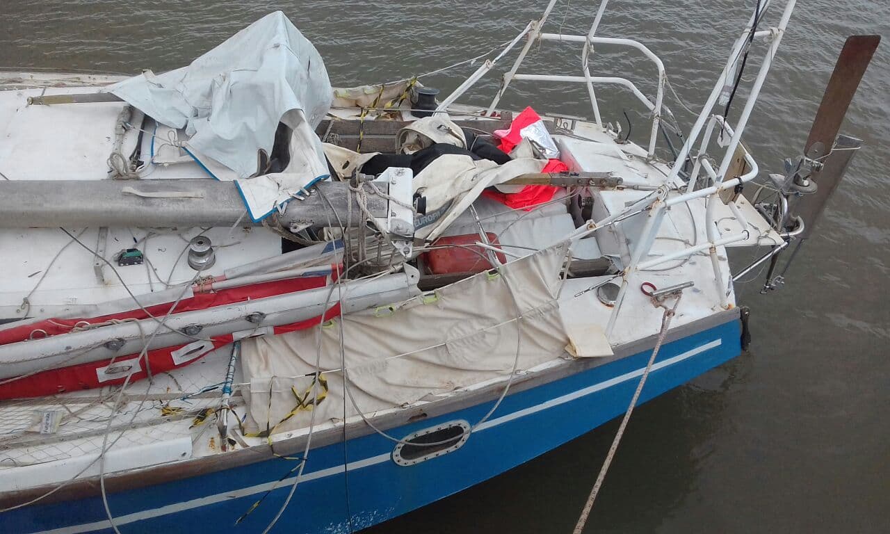 FOTOS: Veleiro sem tripulação encontrado em alto mar no RN