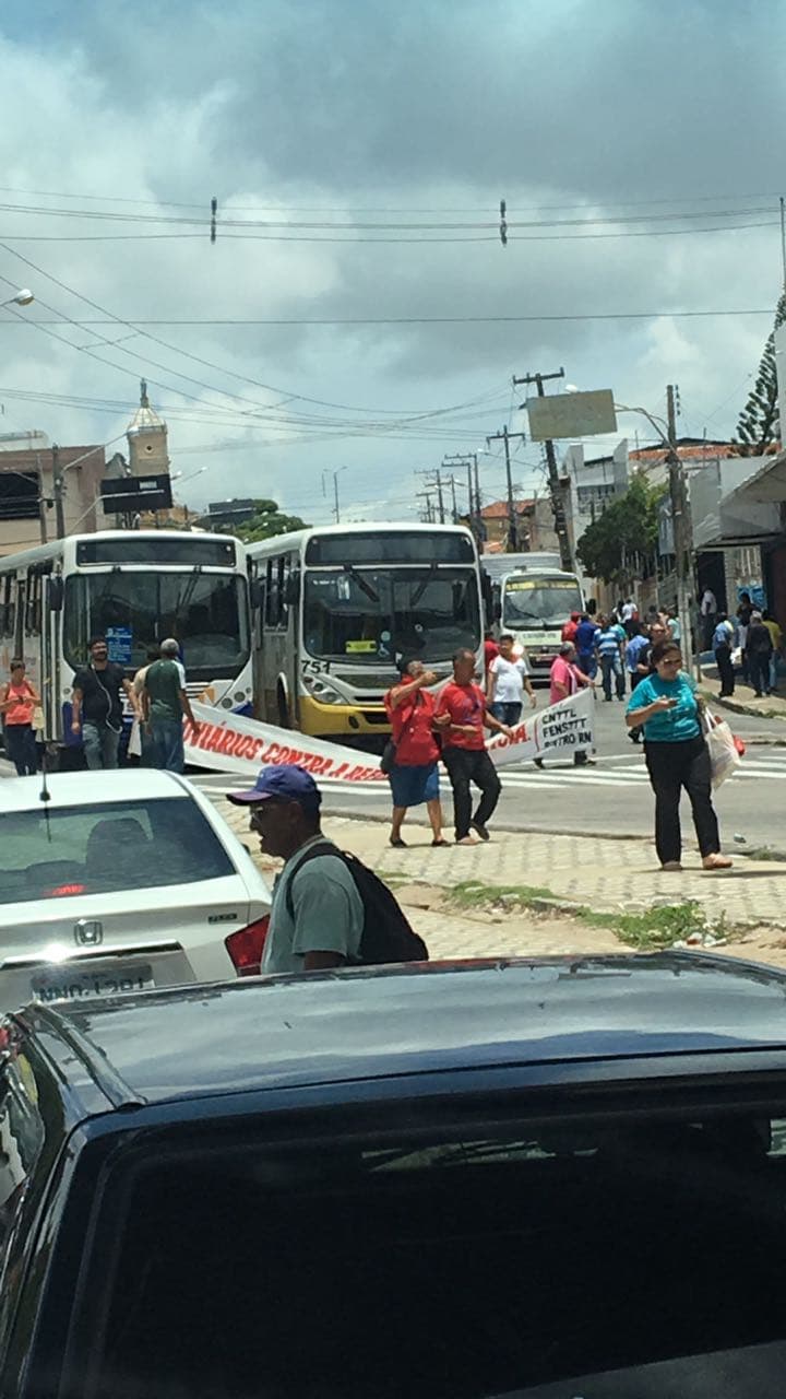 FOTO: Ônibus realizaram paralisação no Centro de Natal e bloquearam trânsito na Avenida Rio Branco