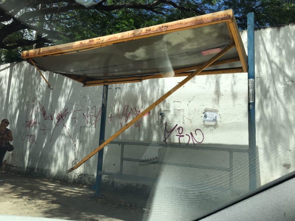 FOTOS: Abrigo em ponto de ônibus após o Hospital da PM em Natal em péssimas condições e ainda oferece risco de desabar