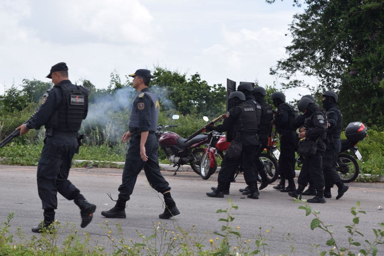 FOTOS: BOPE dispersa manifestantes no acesso do aeroporto da Grande Natal