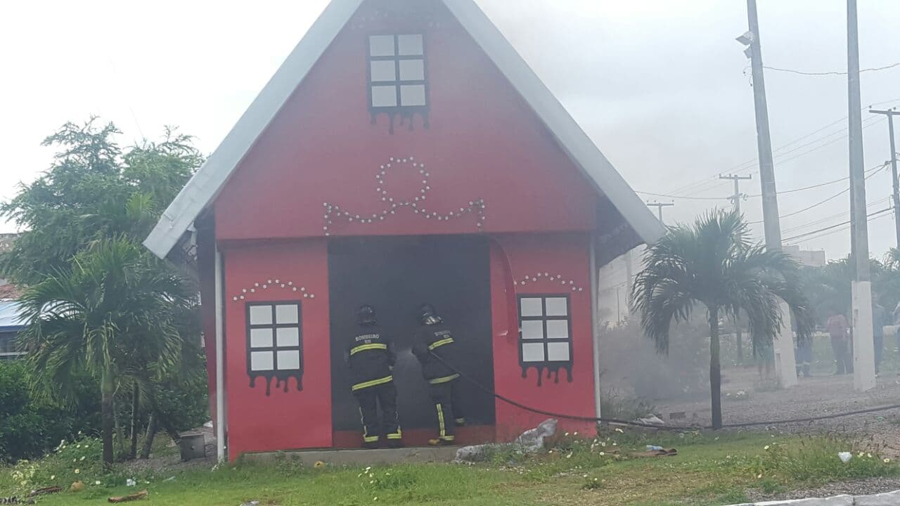 FOTOS: Bombeiros controlam princípio de incêndio em casinha de Papai Noel na Árvore de Mirassol