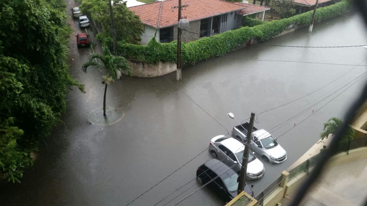 FOTOS: vias alagadas em Natal, moradores ilhados e carro boiando