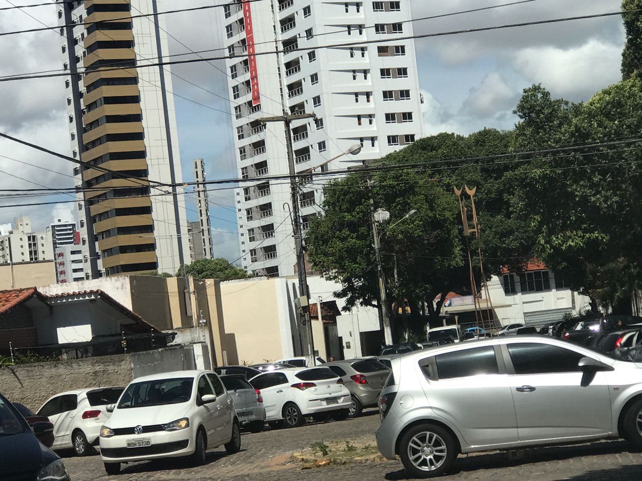CAOS NO TRÂNSITO-(FOTOS): Flanelinhas e ambulantes mandam em ruas de Petrópolis, no entorno do hospital de Natal