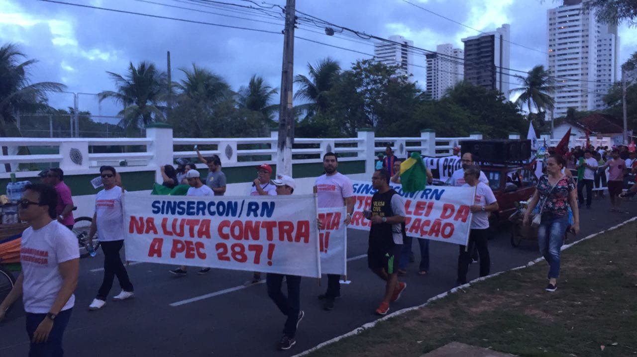 FOTOS E VÍDEOS: Manifestantes contra as reformas do Governo em passeata na Avenida Hermes da Fonseca