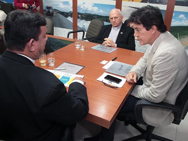 FOTO: Arcebispo de Natal apresenta projeto de FM Católica ao Governador