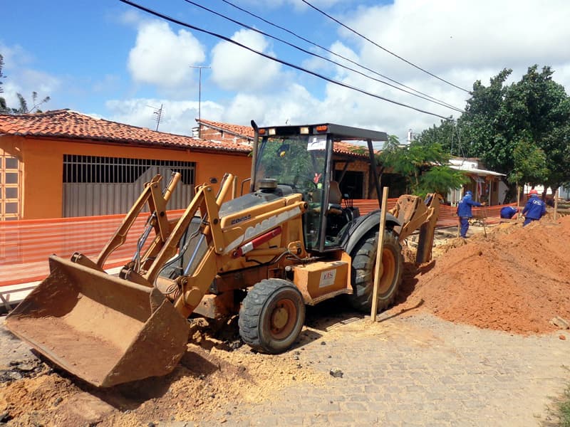 Obras de esgotamento sanitário avançam em bairros do Natal