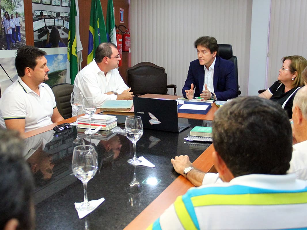 Governo e diretoria do Aeroclube reúnem-se para discutir utilização do terreno