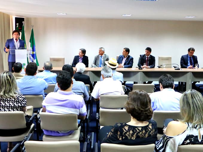 Robinson sanciona lei que institui selo fiscal para vasilhames de água mineral