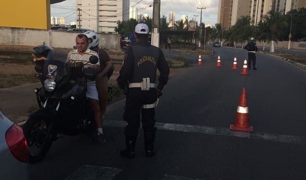 CPRE monta barreira em Nova Parnamirim e apreende veículos irregulares