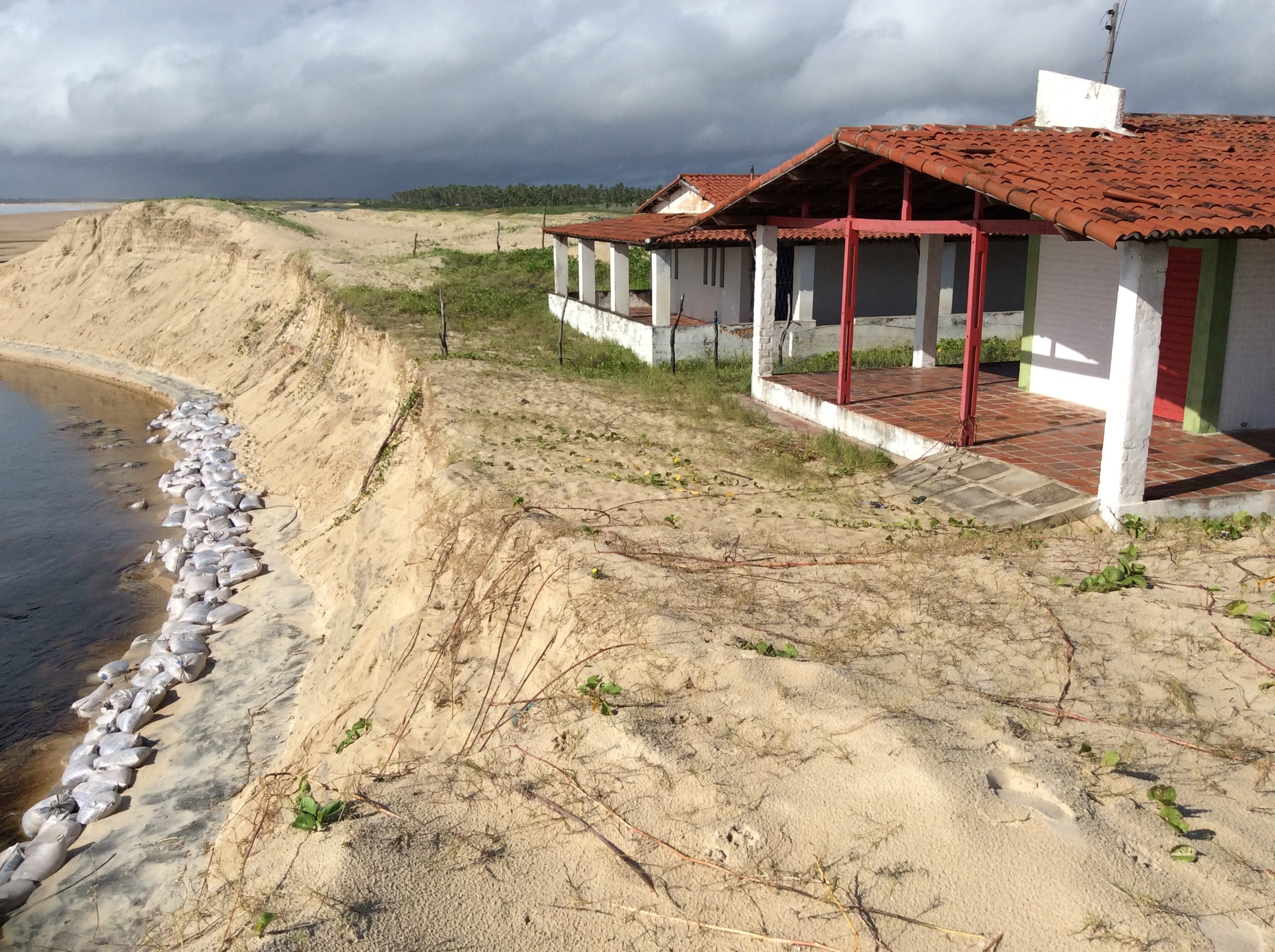 Família espera reposta do Idema sobre Rio que avança sobre residências em Zumbi