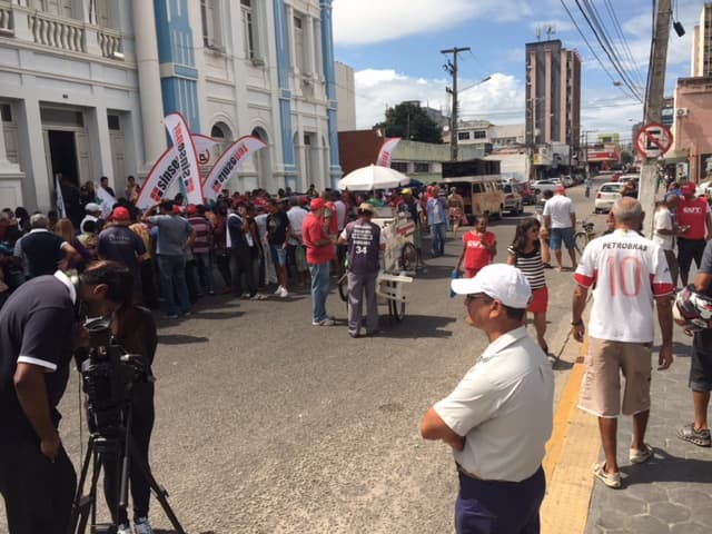 FOTO: "Prefeitura tem dinheiro para carnaval, e não tem para o funcionalismo", reclama Sinsenat