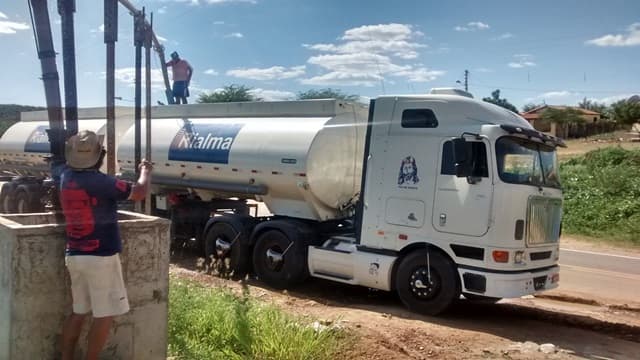 Homem enfurecido em Florânia risca faca no chão, joga pedras, quebra cano de adutora e bota pipeiros de Currais Novos para correr
