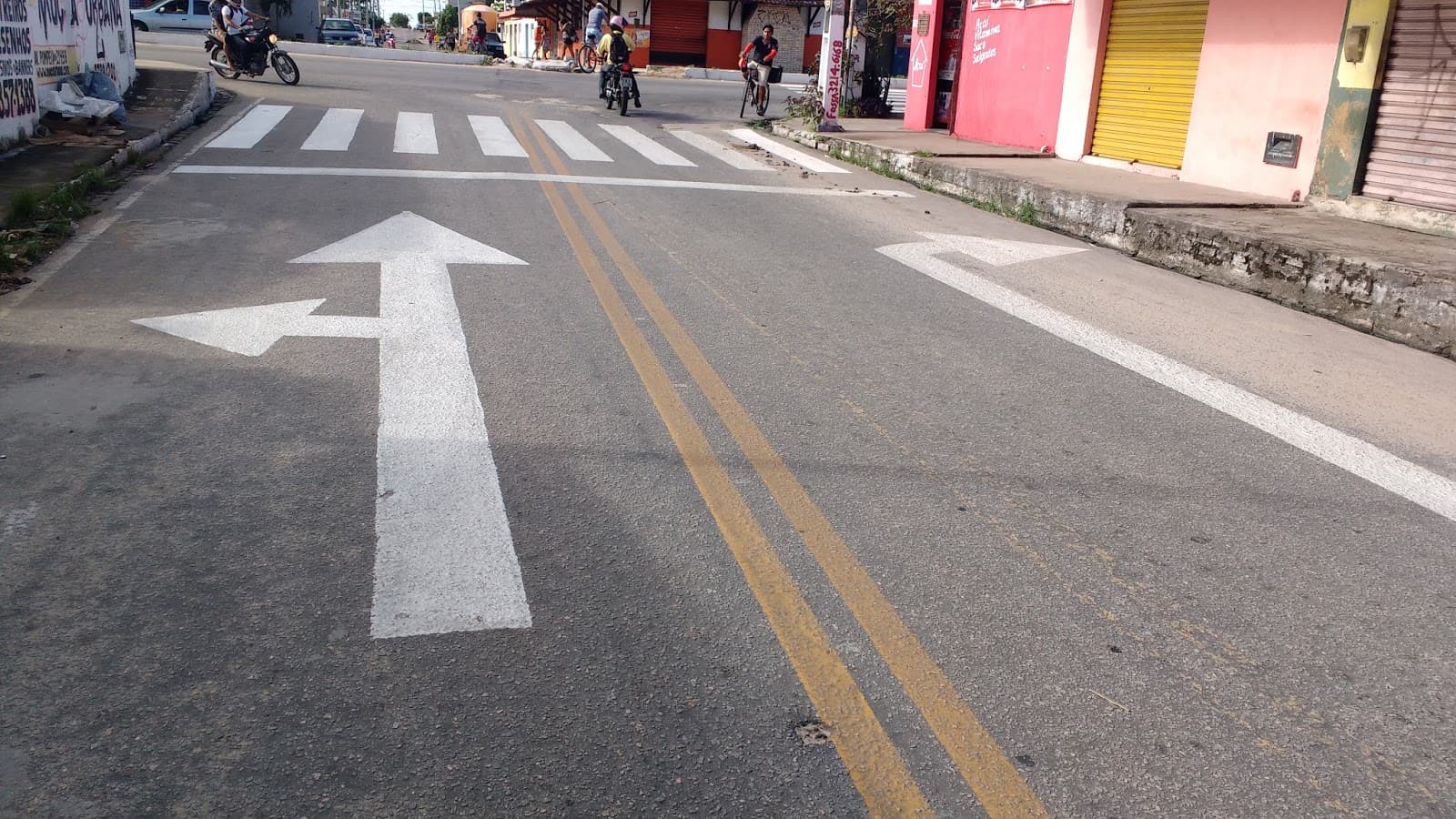 FOTOS: Sinalização maluca intriga motoristas que trafegam na av. Pompéia x av. Dr. João Medeiros Filho