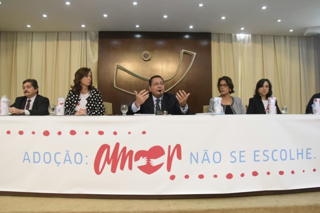 Ezequiel Ferreira propõe a criação de uma Frente Parlamentar em Defesa da Adoção da Criança e do Adolescente