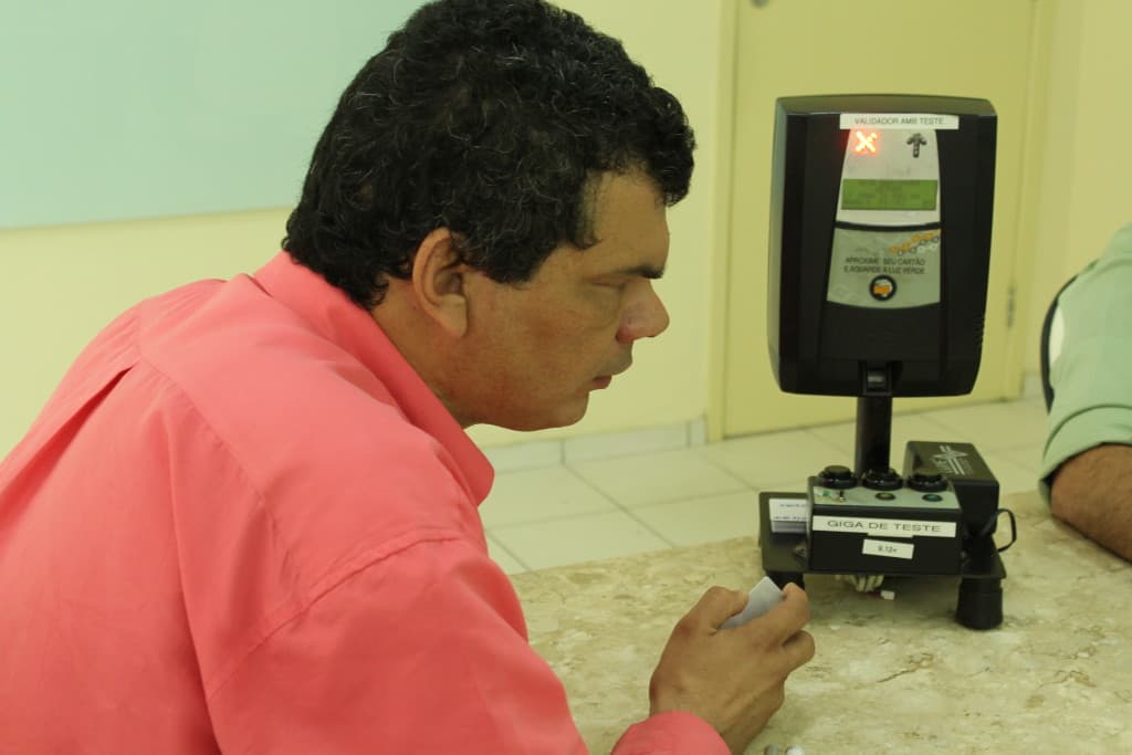 Sinal sonoro vai facilitar acesso de deficientes visuais aos ônibus em Natal