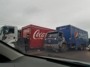 FOTO: Caminhões da Coca-Cola e Pepsi se envolvem em acidente em Belém