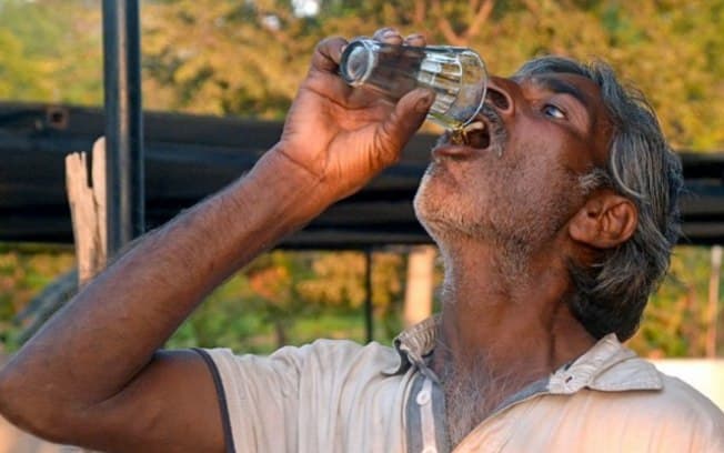 Indianos que bebem urina de vaca para acabar com a acne