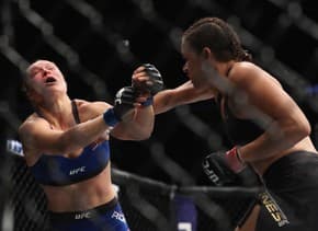 Amanda não toma conhecimento e massacra Ronda em 48 segundos