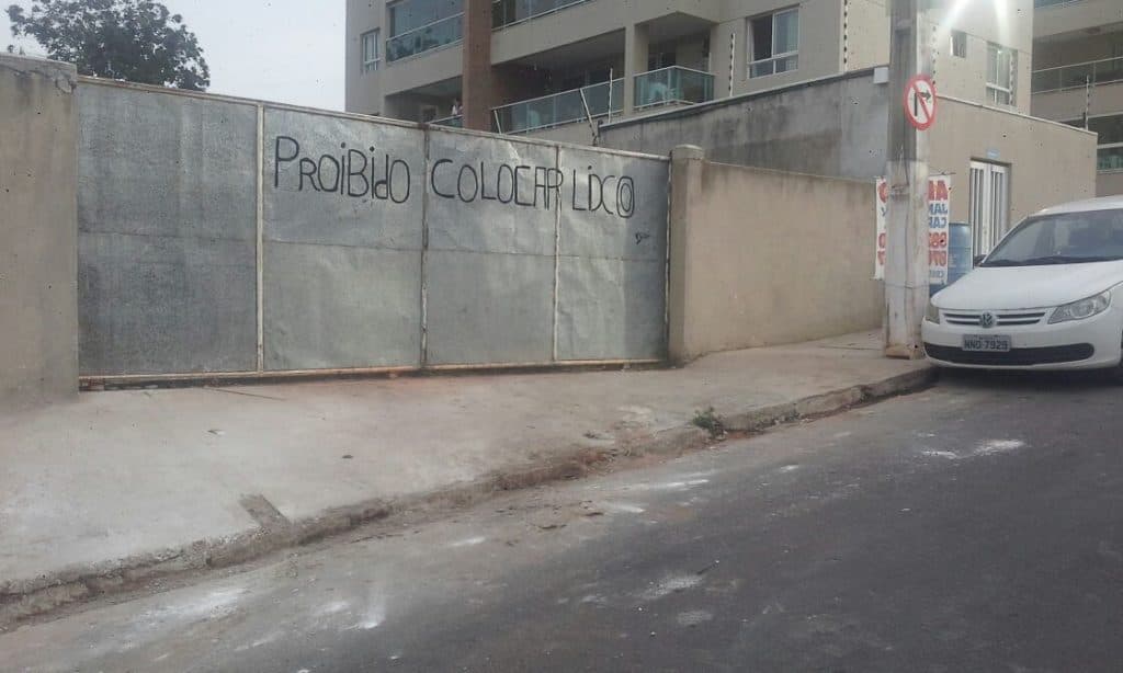 FOTOS: Secretário de Parnamirim responde sobre denúncia feita por moradores sobre acúmulo de lixo em condomínio de Pirangi