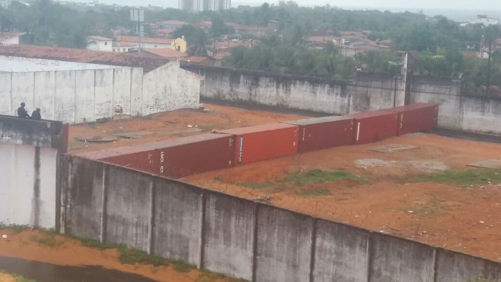 Segunda fileira de muro feito com contêineres em Alcaçuz será colocada a partir desta terça