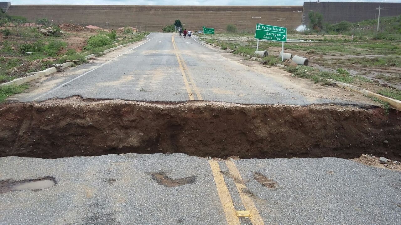 FOTO: Água leva pedaço do asfalto que dá acesso à Barragem de Santa Cruz em Apodi