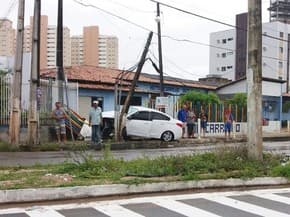 Carro derruba muro de clínica infantil em Natal