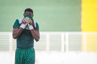 Goleiro Bruno volta a jogar após 7 anos, faz pênalti e Boa só empata
