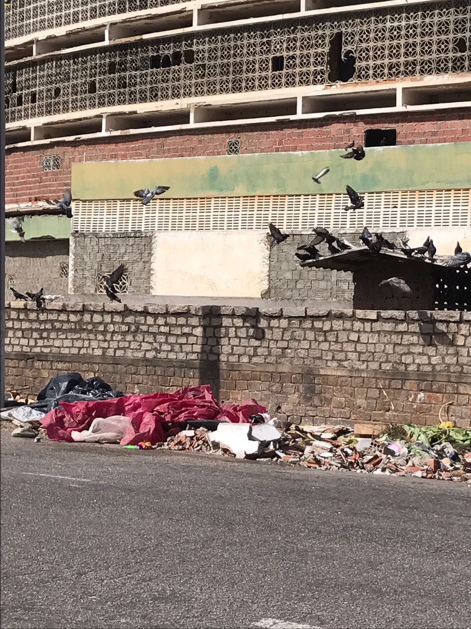 FOTOS: Enquanto Prefeito e Vice-Prefeito de Natal estão fora do país, população da Zona Leste sofre com grande quantidade de lixo acumulado
