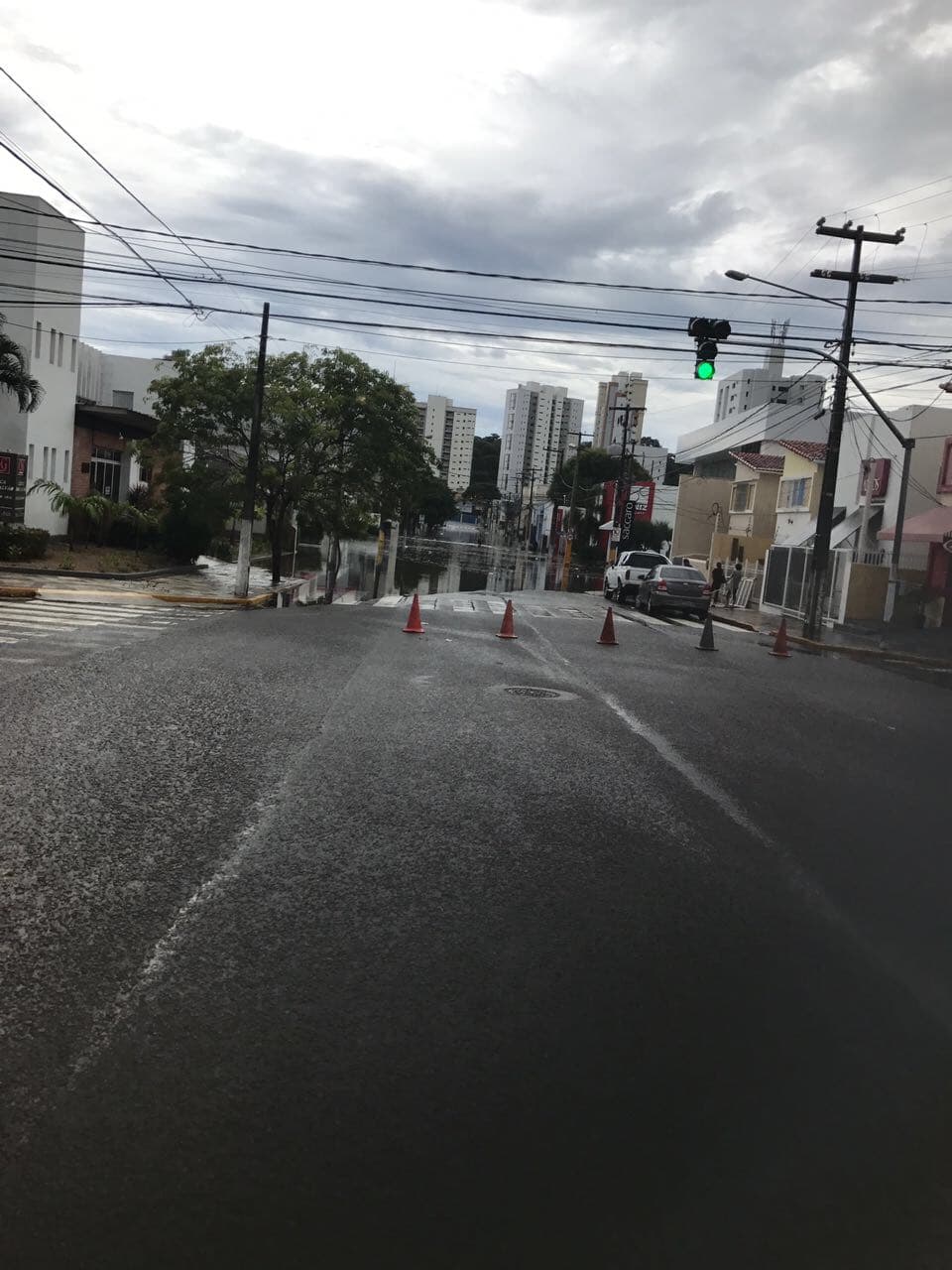 FOTOS: Várias ruas alagadas no bairro Petrópolis