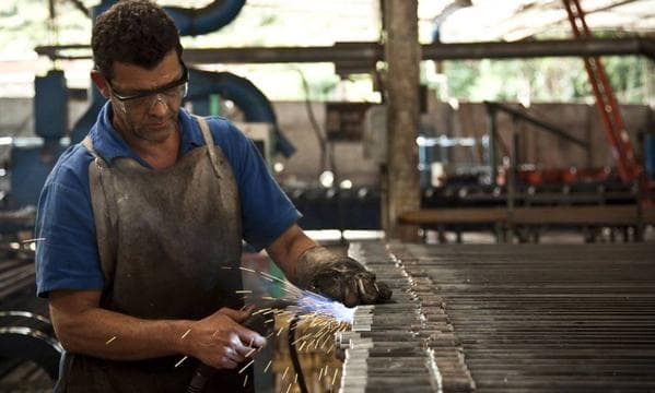 Em maio, indústria teve taxa mais rápida de corte de empregos em seis anos