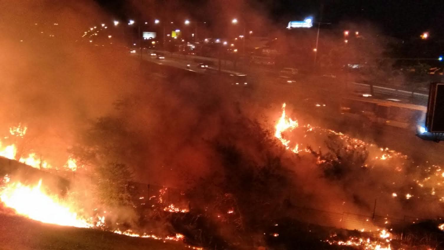 FOTO: forte incêndio atinge terreno ao lado do Carrefour