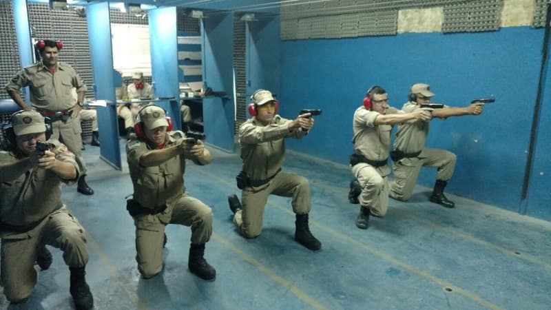 FOTOS: Bombeiros participam de instrução de tiro em Natal
