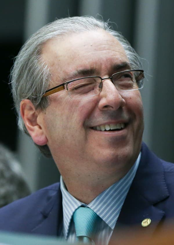 Cunha faz churrasco para se despedir de residência oficial da Câmara