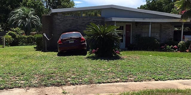 FOTO: Mulher bate o carro em casa após fechar os olhos para orar