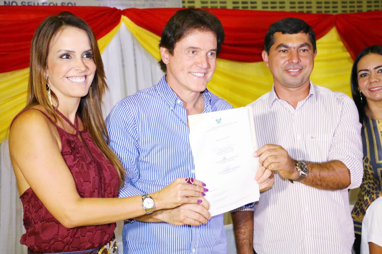 Governador entrega cheques do Microcrédito em Montanhas e anuncia construção de casas e recuperação de pistas no Agreste