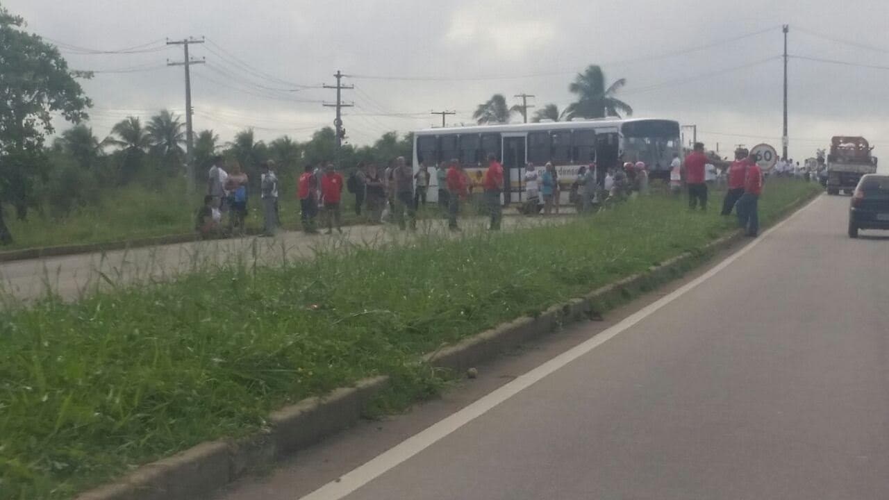 FOTO: Sindicalistas fecham BR 101 norte sentido Extremoz / Natal