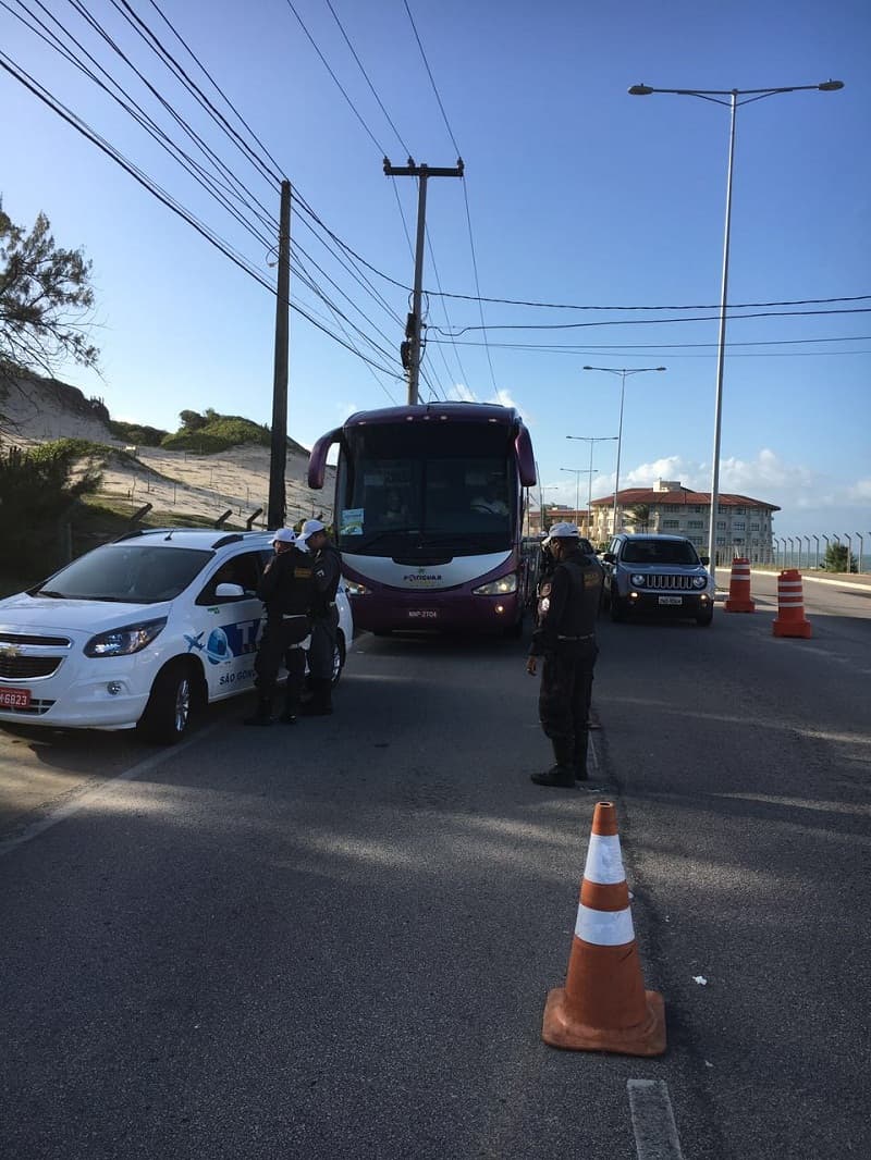 FOTOS: Operação fiscaliza mais de 100 veículos de turismo na Via Costeira de Natal; adolescentes são apreendidos com vários objetos