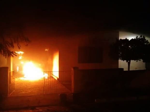 FOTO: Carro da Emater é incendiado no interior do RN