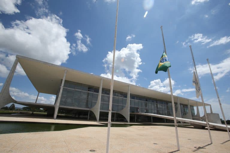 Governo vai apoiar fim do imposto sindical