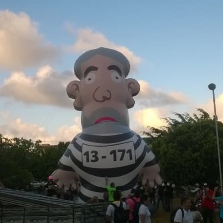 FOTO: Pixuleco é inflado na praça de Mirassol, em Natal