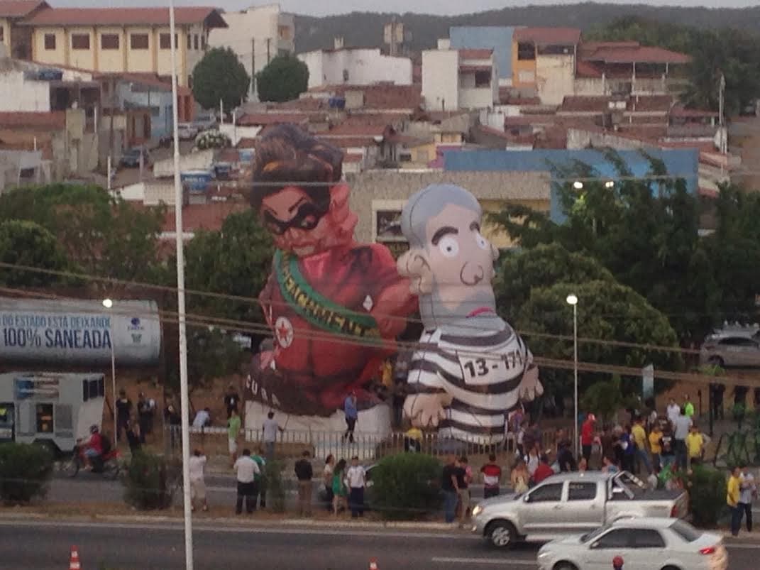 BARRACO EM NATAL: Bonecos pixulecos são rasgados e caso termina em delegacia