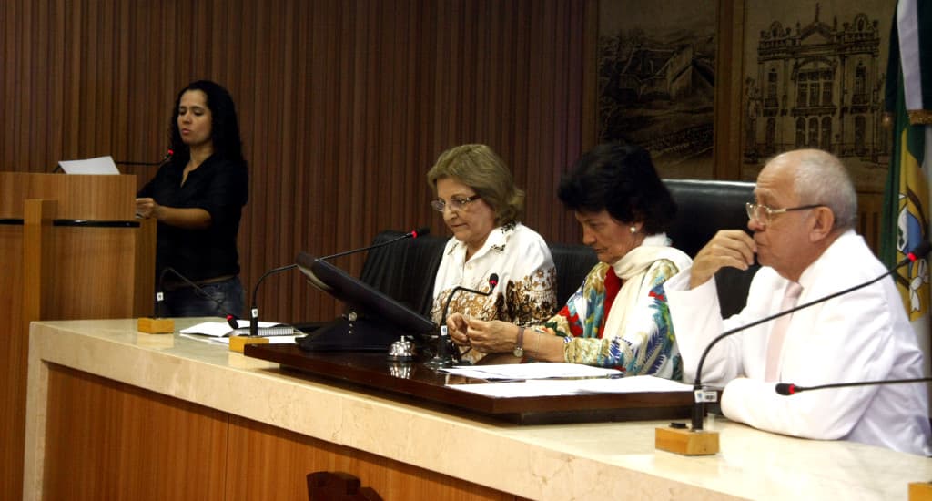 Secretária Justina Iva presta esclarecimentos na CMN sobre situação de professores da rede municipal