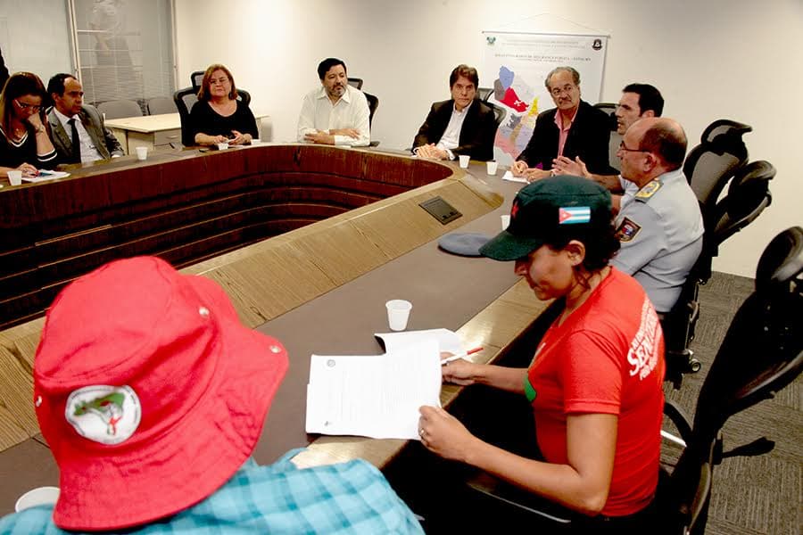 Governador recebe representantes do MST