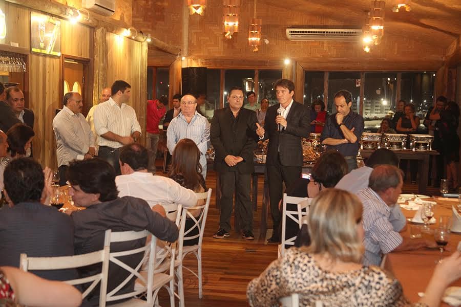 Em confraternização com deputados e imprensa, governador destaca apoio da Assembleia Legislativa em 2015