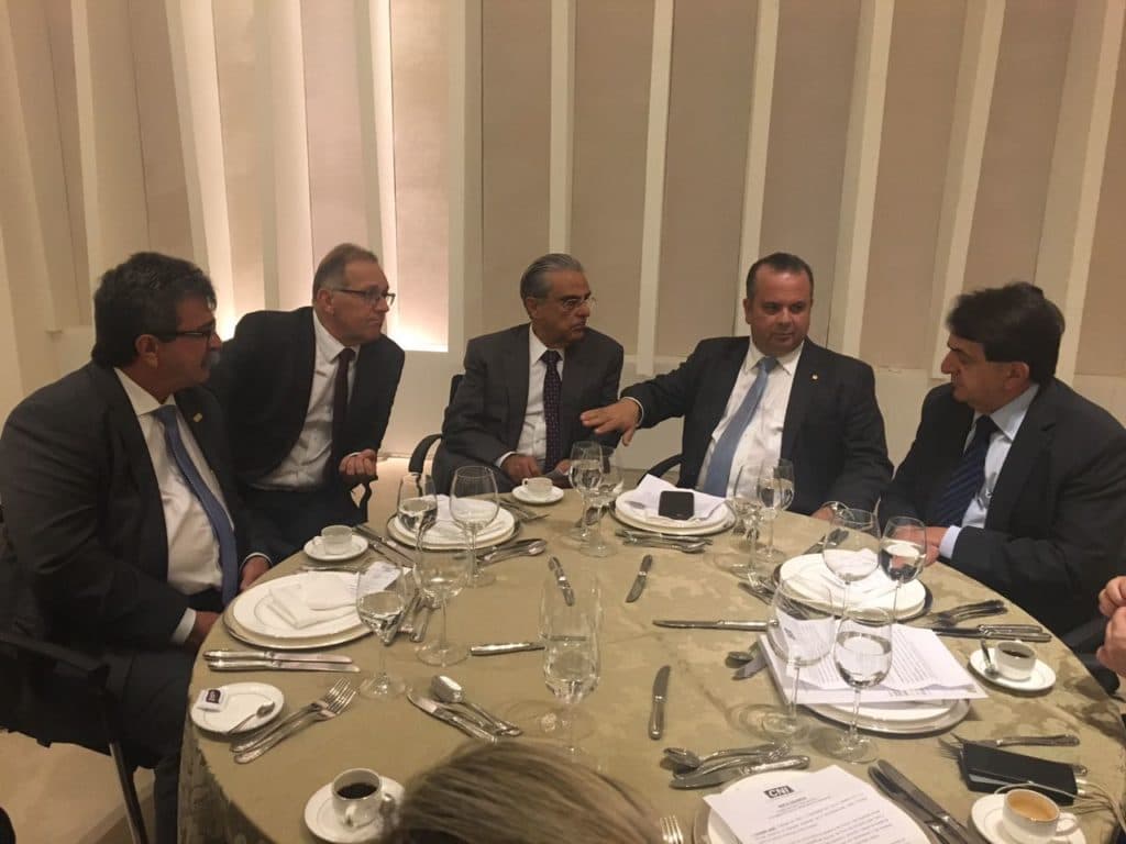 Rogério participa de debate em Brasília e recebe sugestões da CNI para modernização da lei trabalhista