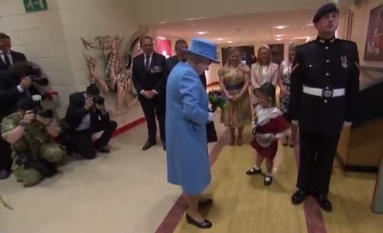 VÍDEO - (QUE SITUAÇÃO): Soldado da rainha Elizabeth dá tapa sem querer em garotinha