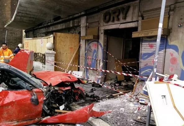 FOTOS: Manobrista confunde o freio e bate Ferrari rara de R$ 1,4 milhão