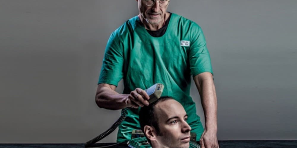 Médico está realizando experimentos bizarros antes do tão aguardado transplante de cabeça