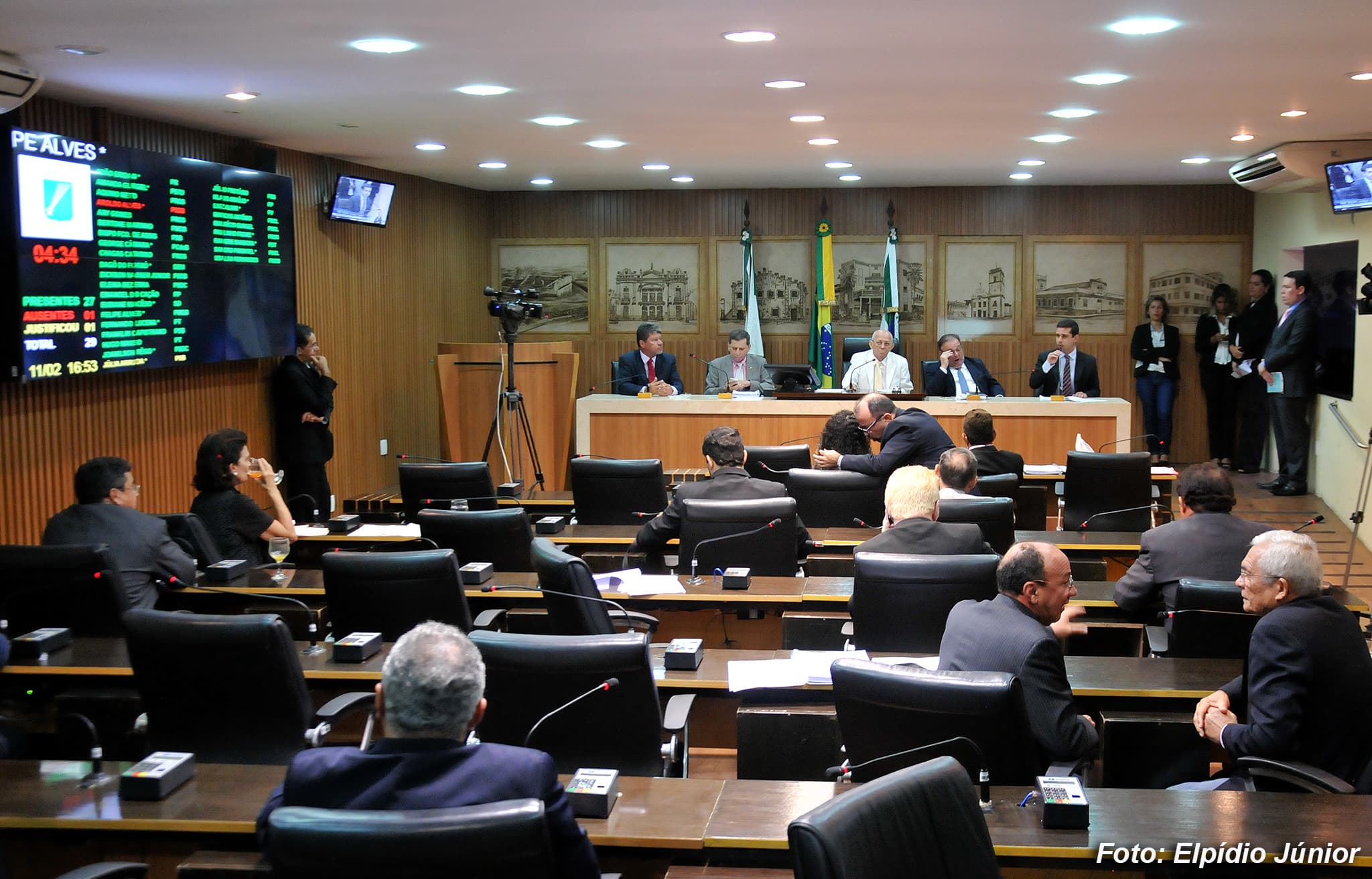 Vereadores iniciam ano legislativo apreciando Plano Municipal de Educação