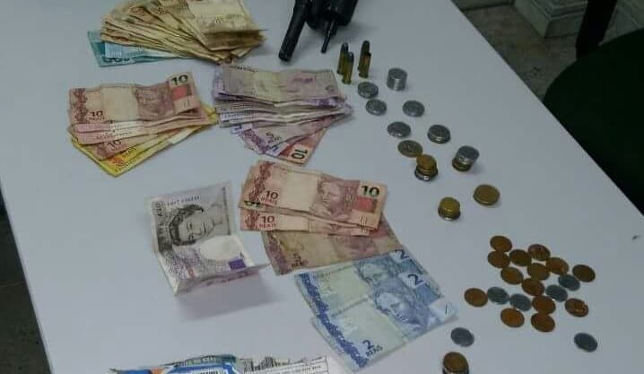 FOTO: Suspeito é detido logo após assalto no Alecrim